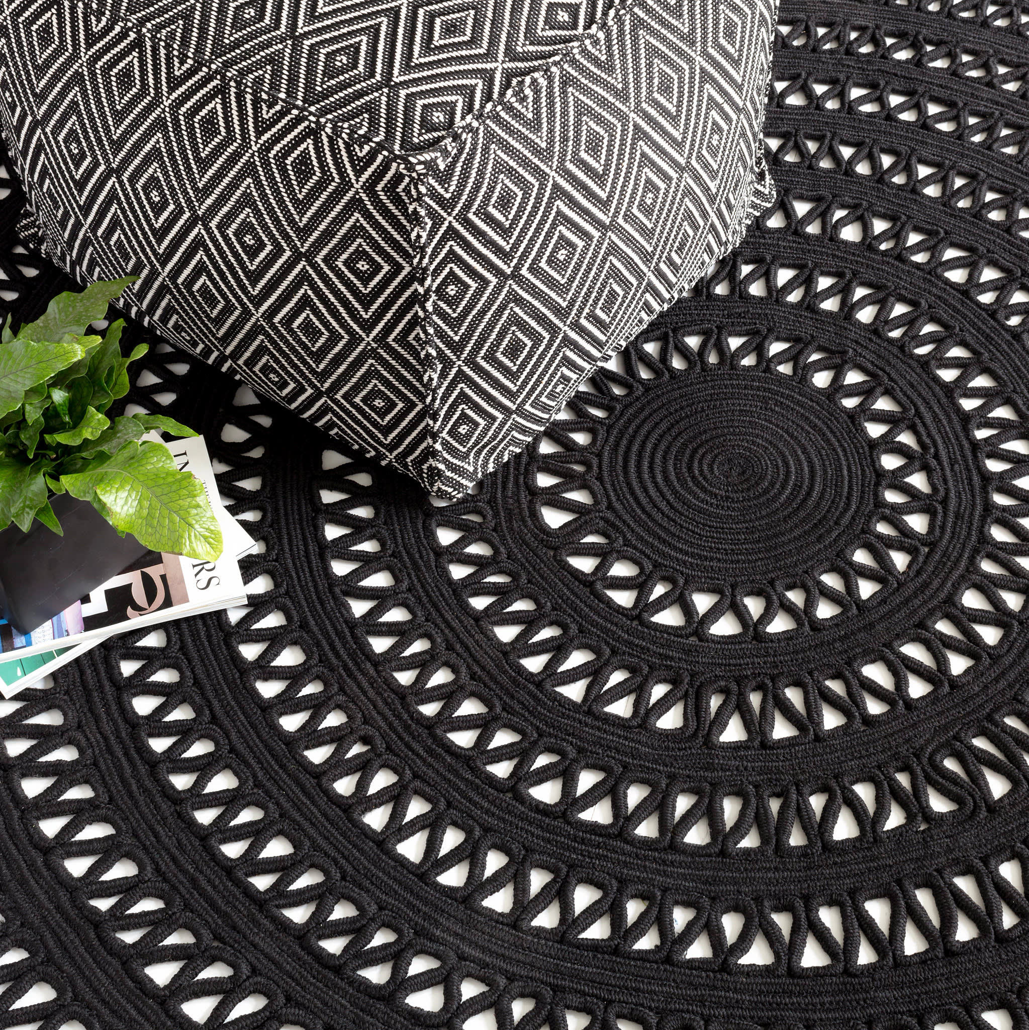 Bowline Handwoven Indoor/Outdoor Round Rug | Black – Annie Selke
