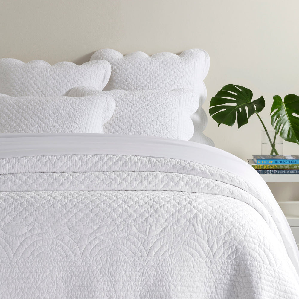 Power Shake Scallop Quilt | White