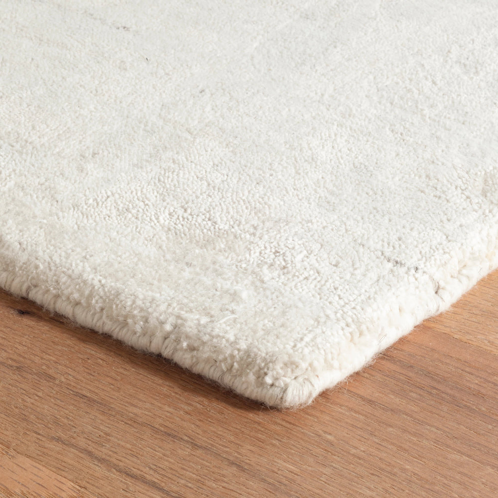 Icelandia Hand Knotted Viscose Rug | White